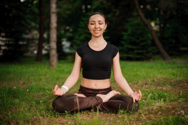 Orman doğada meditasyon kız