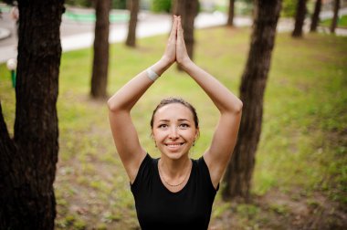 Açık havada ormanda Yoga pratik
