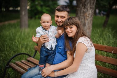 Anne ve küçük oğlu Parkı mutlu aile bankta oturan içinde