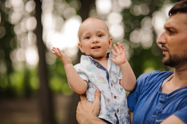 Portret blij vader en zoon op handen in de zomerdag — Stockfoto