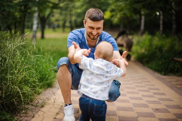 Kind uitgevoerd naar vader in park — Stockfoto