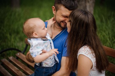 Anne ve küçük oğlu Parkı mutlu aile bankta oturan içinde