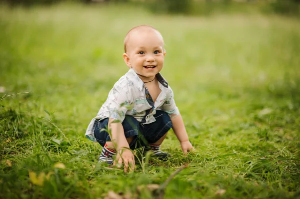 Menino feliz no parque — Fotografia de Stock
