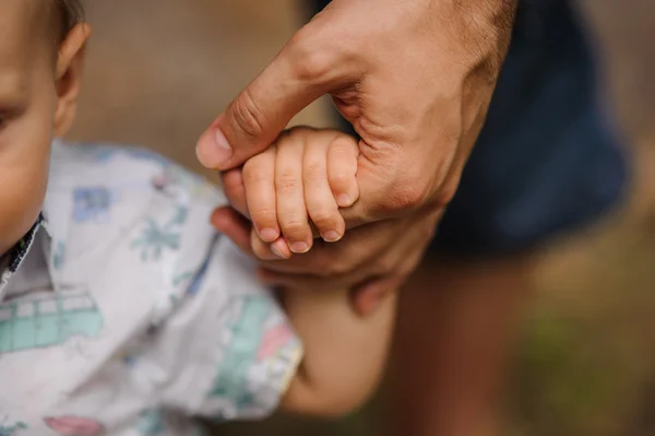 Otcové ruce vést jeho syn dítě v létě lesní přírodě venkovní, — Stock fotografie
