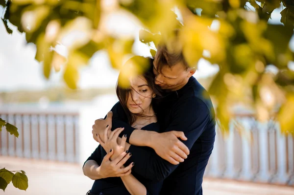 Uomo confortante la sua donna all'aperto — Foto Stock