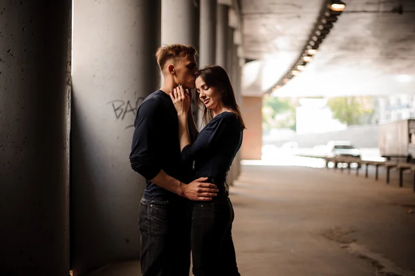 Side view of couple standing and hugging — Stock Photo, Image