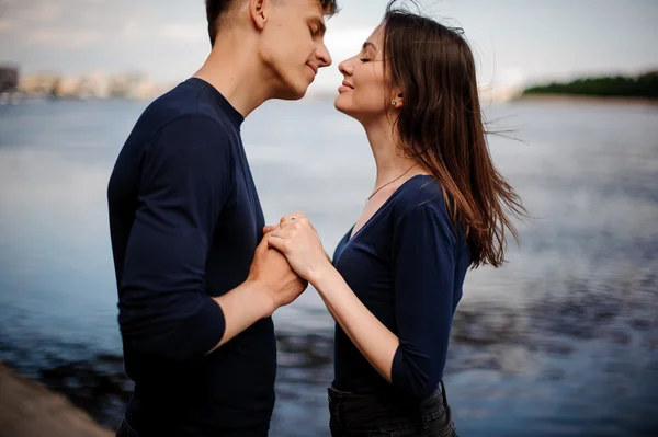 Sidovy av romantiska unga par kyssas — Stockfoto