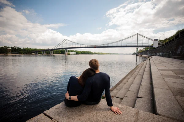 Par i kärlek nära floden och tittar just nu — Stockfoto