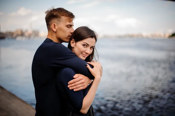 Aantrekkelijke paar knuffelen op het strand — Stockfoto