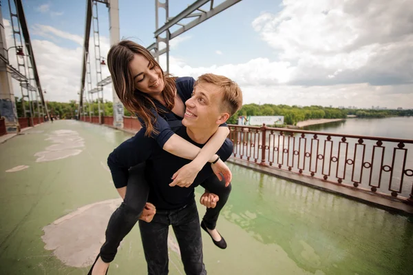 Casal se divertir na ponte — Fotografia de Stock