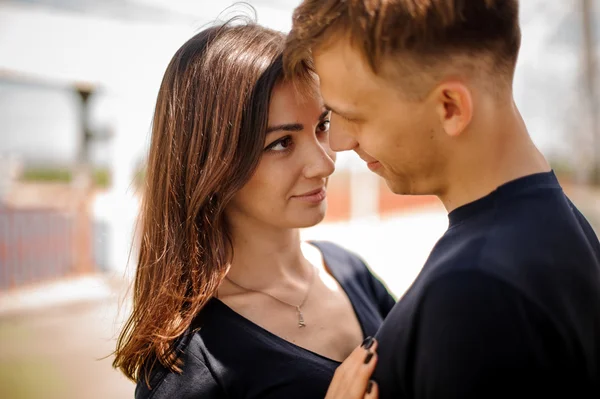 Jovens amantes olhando uns para os outros — Fotografia de Stock