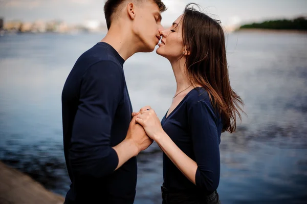 Widok z boku romantyczna para młoda całuje — Zdjęcie stockowe
