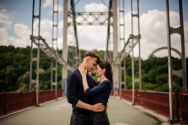 Casal apaixonado na ponte abraçando juntos — Fotografia de Stock