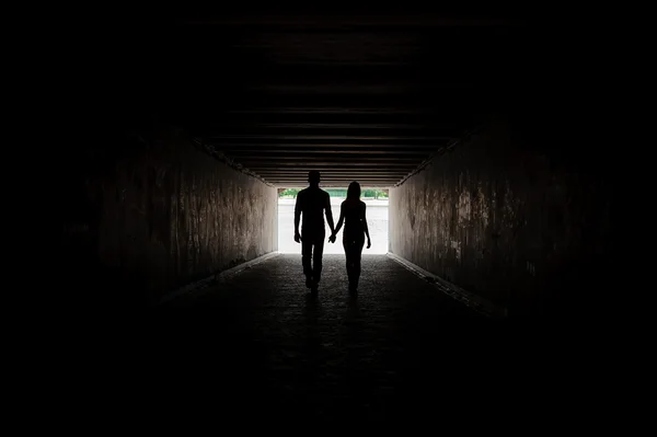 Silhouette de jeune couple tenant la main — Photo