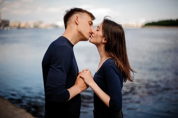 A romantikus fiatal pár csókolózás oldalnézete — Stock Fotó