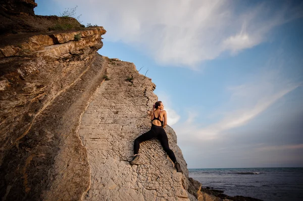 Escalador de roca hembra sube en la pared rocosa — Foto de Stock