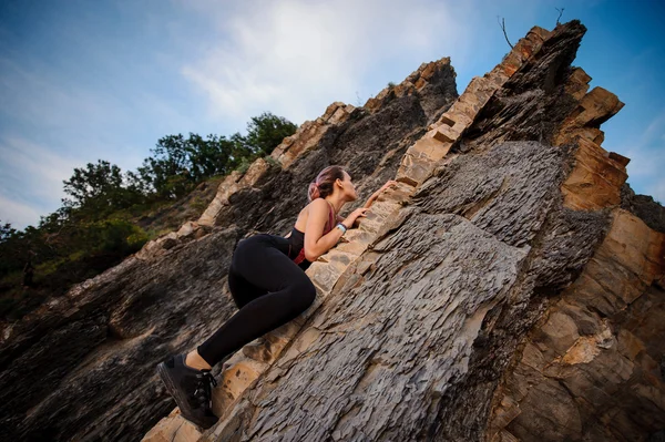 岩の上を登る若い女性は. — ストック写真