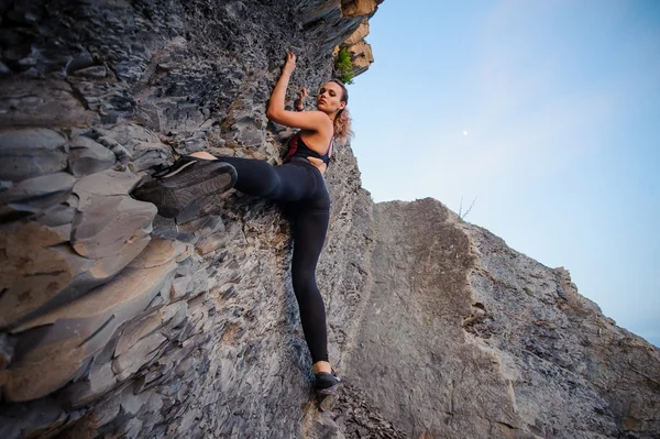 カメラで見ているエレガントな女性の極端な登山家 — ストック写真