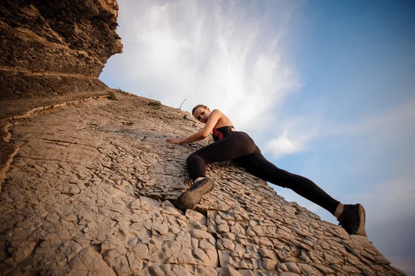 Mujer joven escalando en la roca. — Foto de Stock