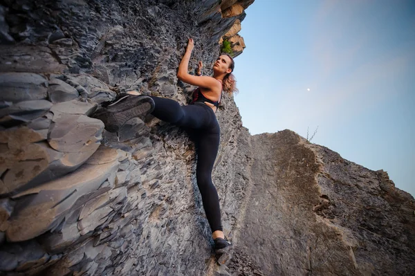 カメラで見ているエレガントな女性の極端な登山家 — ストック写真