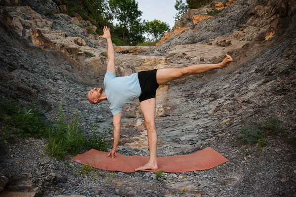 Yoga praxis. Man gör laterala stretching övning — Stockfoto