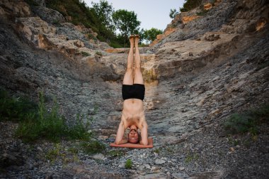 Erkek relax yoga yaparken Baş stand egzersizleri yaparken