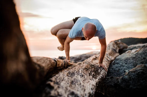 Postura del yoga del handstand por el hombre en la playa cerca del océano — Foto de Stock