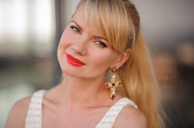 Parlak kırmızı rujlu güzel sarışın kadın.