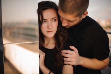 Genç sevgili çift açık havada sarılma ve uzağa arıyorsunuz