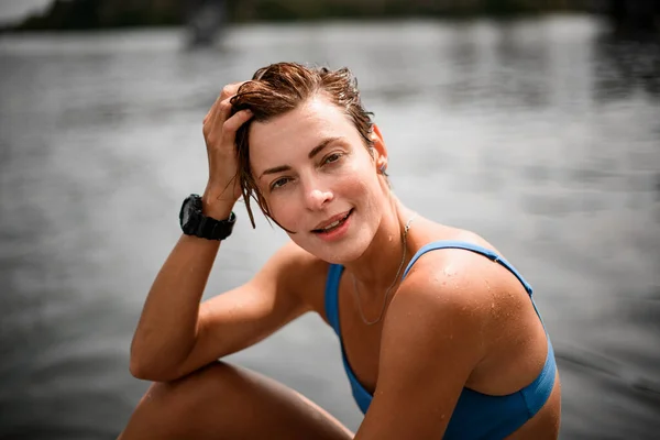 Close-up van lachende vrouw met nat kort haar. — Stockfoto