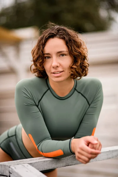 Portrait de jeune femme séduisante aux cheveux bouclés en maillot de bain en nylon — Photo