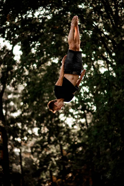 Man jumps and performs trick upside down in the air — Stock Photo, Image