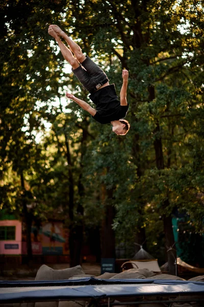 Man jumping energetically and performs trick upside down in the air — Stock Photo, Image