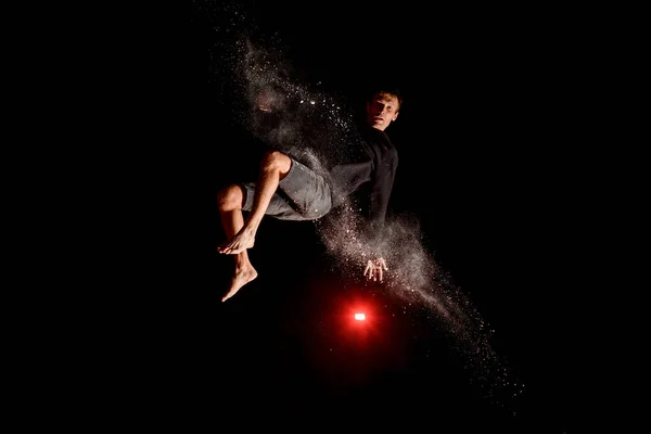 楽しいとトランポリンで高いジャンプを持っている若い男 — ストック写真