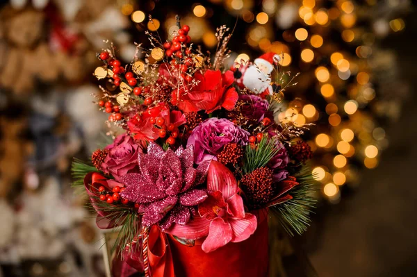 Nahaufnahme von hellen Weihnachtskomposition mit Blumen und Beeren mit Funkeln in Schachtel dekoriert — Stockfoto