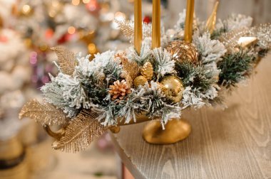 Mumlu köknar dalları ve parıltılı altın ağaç oyuncakları muhteşem kış düzenlemeleri..