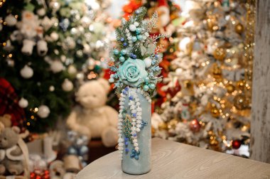 Çiçeklerin mavi tonlarında güzel bir düzenleme ve vazoda köknar dalları