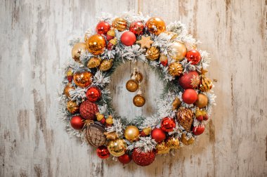 Noel ağacı oyuncaklarıyla suni köknar dallarından yapılmış çelenkler.