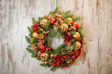 Noel ağacı oyuncaklarıyla suni köknar dallarından yapılmış güzel Noel çelenkleri.