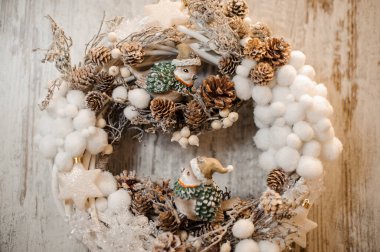 Çam kozalakları, dallar ve oyuncaklarla süslenmiş güzel yeni yıl çelenkleri.