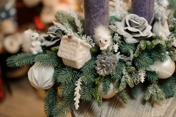 コーン、花、おもちゃ、ボールで飾られたモミの枝のシックなクリスマスの配置のクローズアップ — ストック写真