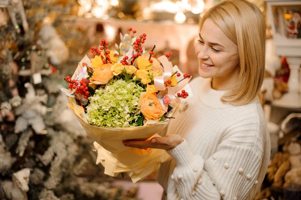 Boldog nő gazdaság csokor fényes rózsa és hortenzia díszített piros bogyók — Stock Fotó