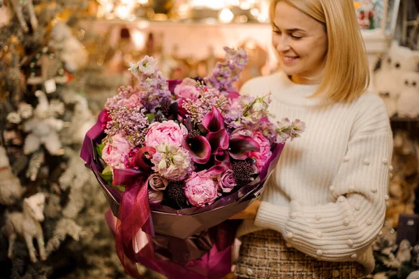 젊은 여자 꽃병가는 다양 한 신선 한 꽃들로 호화 로운 꽃다발을 들고 있다. — 스톡 사진