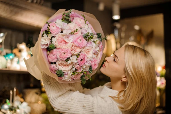 Jolie femme blonde tient délicat bouquet rose de roses pivoine dans ses mains. — Photo