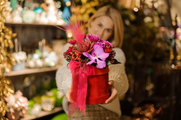 Mooi bloemstuk in rode ronde doos versierd met lint — Stockfoto