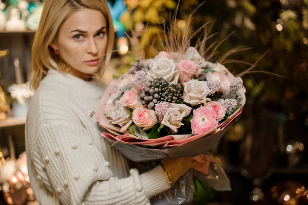 Velmi krásná velká kytice růží v rukou blondýny. — Stock fotografie