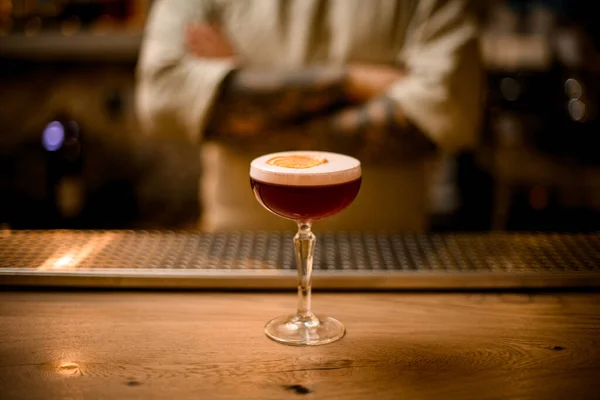 Vista sul bicchiere di vino di bevanda con stand in schiuma sul bancone del bar. — Foto Stock