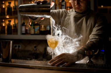 İnsanın dumanı tüten bardaktan şarap bardağına dökülüşünü görmek