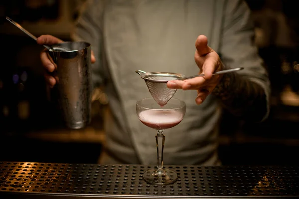 Zicht op de hand van de barman waarin hij zeef over wijnglas houdt — Stockfoto