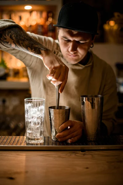 Молодий хлопець бармен готує коктейль за допомогою бруду — стокове фото